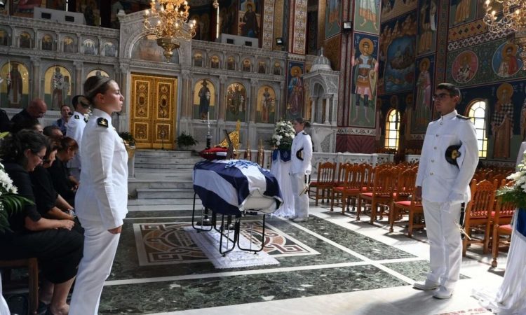 Λάρισα: Ράγισαν καρδιές στο τελευταίο «αντίο» στη 19χρονη Θάλεια