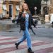 5 φθινοπωρινά looks με τζιν παντελόνι για γυναίκες άνω των 50