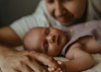 Το νεογνικό αντανακλαστικό του τραβήγματος μέσα από φωτογραφίες