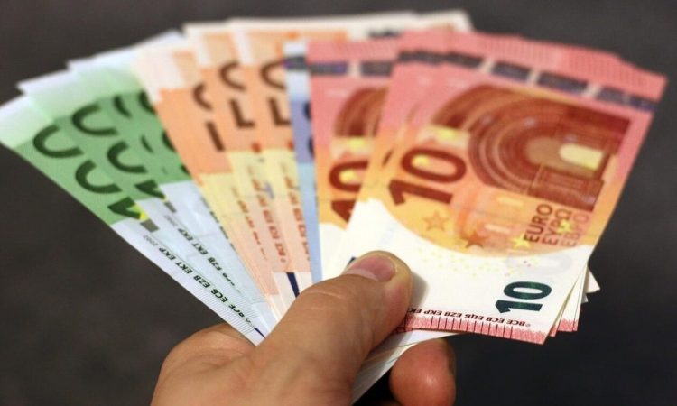 Επιταγή ακρίβειας: Όλα όσα πρέπει να ξέρετε – Οι δικαιούχοι, ποιοι μένουν εκτός, πότε οι πληρωμές