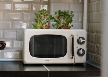 Έτσι θα καθαρίσετε τον φούρνο μικροκυμάτων σε 3 λεπτά