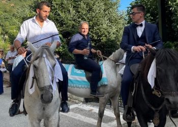 Τρίκαλα: Γαμπρός έφτασε στο γάμο του καλπάζοντας επάνω σε άλογο (φωτό-video)