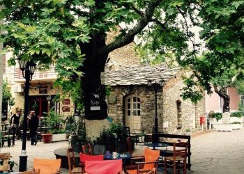 Το μοναδικό χωριό στην Ελλάδα που τα μαγαζιά ανοίγουν στις 11 το βράδυ και κλείνουν το πρωί