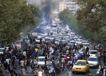 Iράν: Το γυναικείο κίνημα κατά του χιτζάμπ ανοίγει τις «πύλες της κολάσεως»