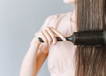 Έτσι θα ισιώσεις τα μαλλιά σου χωρίς πιστολάκι ή ισιωτικό