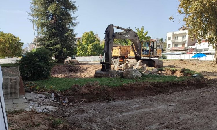 Αρχαιολογικά κατάλοιπα στην κεντρική πλατεία-Τί λέει η Εφορεία Αρχαιοτήτων Τρικάλων για τα ευρήματα