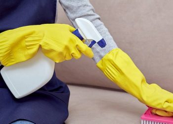 Λεκέδες στον καναπέ: Καθαρίστε τους με υλικά που έχετε σπίτι σας