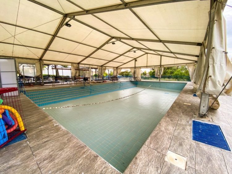 Πλακόστρωση και βελτιώσεις στη μικρή πισίνα του Κολυμβητηρίου