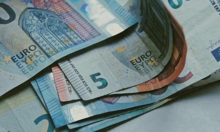 Εισφορά αλληλεγγύης: Ποιοι γλιτώνουν, ποιοι πληρώνουν για τα εισοδήματα του 2022