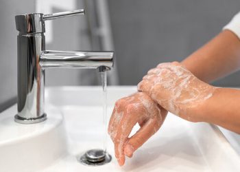 Βούλωσε ο νεροχύτης ή ο νιπτήρας; Αυτό το tip θα σας λύσει τα χέρια