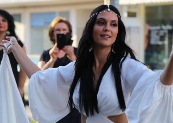 Καλαμπάκα: Πανέμορφη νύφη… σταμάτησε την κυκλοφορία χορεύοντας ποντιακό τραγούδι – VIDEO