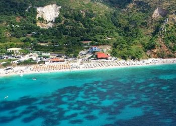 Πετανοί Κεφαλονιάς: Η παραλία που άφησε πίσω του ο σεισμός του 1953