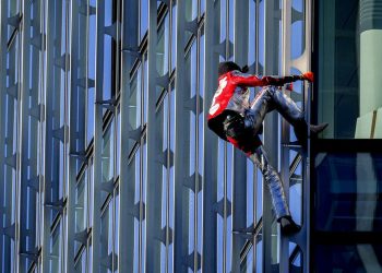 Παρίσι: O «Γάλλος Spiderman» έκλεισε τα 60 και σκαρφάλωσε σε ουρανοξύστη 48 ορόφων
