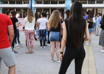 Τέλος τα κολάν και τα βαμμένα νύχια, τα σκισμένα τζιν και οι κοτσίδες από τα σχολεία της Κύπρου