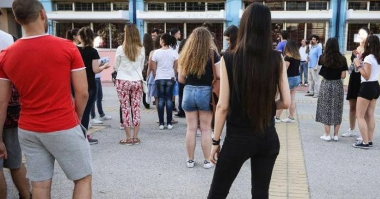 Τέλος τα κολάν και τα βαμμένα νύχια, τα σκισμένα τζιν και οι κοτσίδες από τα σχολεία της Κύπρου