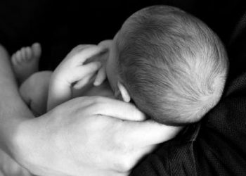 Τι είναι το σύνδρομο ανατάραξης μωρού και ποιες οι βλάβες που επιφέρει
