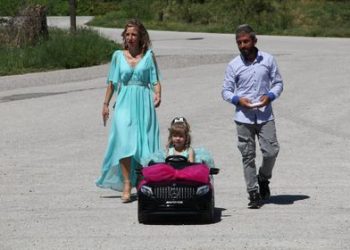 Ως… επιδέξια σοφερίνα κατέφθασε στη βάφτισή της η μικρή Βιβιάνα στην Καλαμπάκα