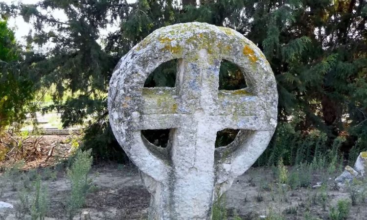Βογόμιλοι – Νέα Χαλκηδόνα: Το μυστηριώδες νεκροταφείο με τους κέλτικους σταυρούς