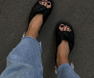 Pedi lovers: Οι πιο ωραίες αποχρώσεις βερνικιών για super chic πεντικιούρ