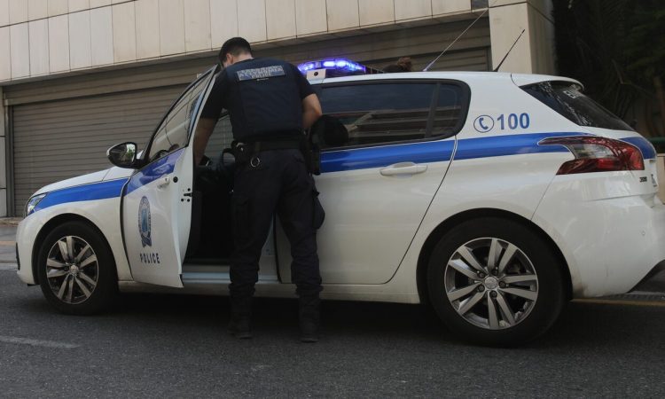 Λουτράκι: Έβγαλε μαχαίρι σε συμπλοκή μαθητών σε σχολείο – Δύο τραυματίες