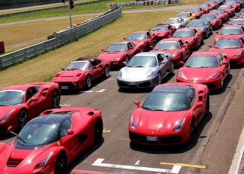 Ιταλίδες «καλλονές» της Ferrari ξεχύνονται στους δρόμους της Θεσσαλίας
