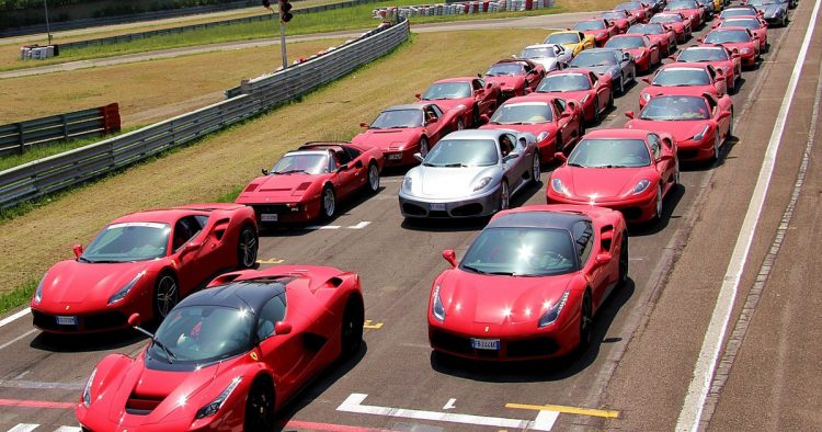 Ιταλίδες «καλλονές» της Ferrari ξεχύνονται στους δρόμους της Θεσσαλίας