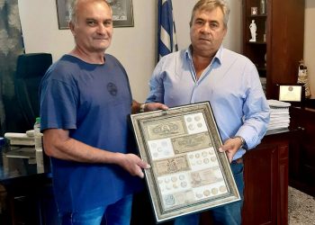 Πίνακα-συλλογή χάρισε στον Δήμαρχο Πύλης