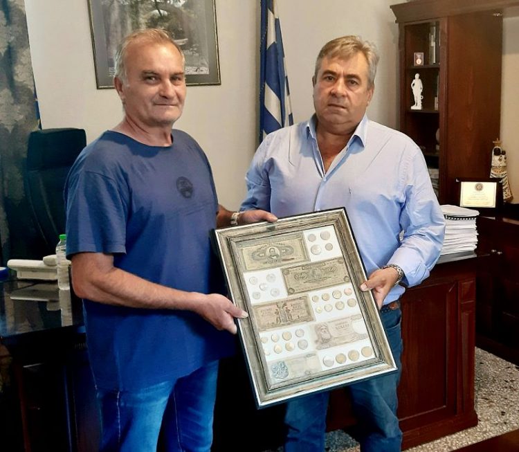 Πίνακα-συλλογή χάρισε στον Δήμαρχο Πύλης