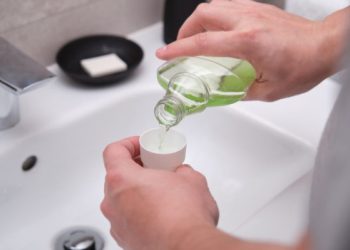 Δείτε τι συμβαίνει με το στοματικό διάλυμα και την πίεση στο αίμα