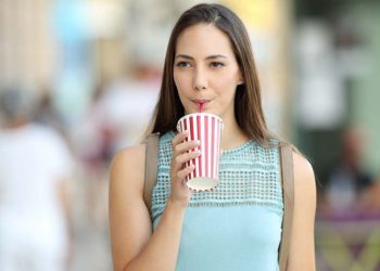 Αυτά είναι τα πιο επικίνδυνα ποτά για την υγεία – Ο παράγοντας που πολλαπλασιάζει την απειλή
