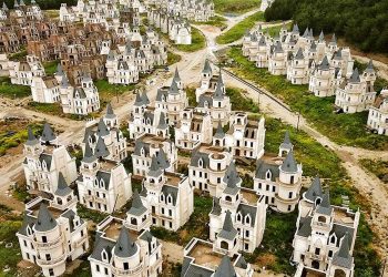 Η εγκαταλειμμένη πόλη φάντασμα με τα 587 κάστρα-βίλες σχεδιάστηκε για να είναι η πιο πολυτελής συνοικία στον κόσμο