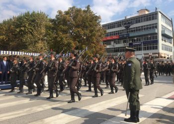 Τρίκαλα: Ρίγη συγκίνησης σκόρπισαν οι σπουδαστές τις ΣΜΥ με τα συνθήματά τους