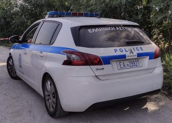 Το προφίλ του ατόμου που αναζητείται δείχνει στις Αρχές ότι πρόκειται για βιαστή που εάν δεν συλληφθεί άμεσα μπορεί να επαναλάβει τις φρικιαστικές πράξεις του.  Συναγερμός έχει σημάνει στην ΕΛ.ΑΣ. για τη σύλληψη του άντρα που βίασε 34χρονη στο Παλαιό Φάληρο.  Το προφίλ του ατόμου που αναζητείται δείχνει στις Αρχές ότι πρόκειται για βιαστή που εάν δεν συλληφθεί άμεσα μπορεί να επαναλάβει τις φρικιαστικές πράξεις του. Ο δράστης, ο οποίος είναι ηλικίας περίπου 40 ετών, βίασε την 34χρονη στις 4.00 το πρωί σε πάρκο δίπλα από στάση λεωφορείου, όπου η άτυχη γυναίκα περίμενε το λεωφορείο για να μεταβεί στην εργασία της στα Σπάτα.   Μετά το βιασμό δεν τράπηκε σε φυγή αλλά προσέγγισε ξανά το θύμα (το οποίο επέστρεψε έντρομο στη στάση του λεωφορείου) για να του ζητήσει το κινητό του τηλέφωνο, γιατί -όπως είπε- «ήθελε να γίνει η κοπέλα του».  Ο δράστης έχει ένα χαρακτηριστικό τατουάζ σε σχήμα βραχιόλι στο δεξί του χέρι. Οι αστυνομικοί έχουν σχηματίσει το προφίλ του και έχουν ξεκινήσει σαρωτικές έρευνες για τον εντοπισμό του.  Σύμφωνα με πληροφορίες του newsbomb, τα χαρακτηριστικά του βιαστή είναι τα παρακάτω: Ανάστημα 1,65-1.70, εύσωμος, λευκή επιδερμίδα, ηλικίας 40 ετών περίπου, κοντοκουρεμένος με καστανό χρώμα μαλλιών, στο δεξί του πήχη είχε τατουάζ σε σχήμα βραχιόλι, με δύο γραμμές, τη μία γραμμή πιο φαρδιά από την άλλη, φορούσε κοντομάνικο μπλουζάκι μαύρου χρώματος, τζιν μαύρου χρώματος στενό και μαύρου χρώματος, αθλητικά παπούτσια και η ανάσα του μύριζε αλκοόλ.  Αστυνομικές πηγές περιγράφουν στο newsbomb πως έγινε το φρικώδες περιστατικό στις 4.00 το πρωί της περασμένης Κυριακής, όταν η 34χρονη περίμενε στη στάση «Αγία Σκέπη» στο Παλαιό Φάληρο το λεωφορείο, με σκοπό να πάει στη δουλειά της στα Σπάτα.  Ο δράστης με την απειλή μεταλλικού αντικειμένου, την οδήγησε σε παρκάκι δίπλα από τη στάση. Εκεί αφού την απειλούσε ότι θα τη μαχαιρώσει αν φωνάξει, την έσπρωξε και την έριξε στο έδαφος.  Στη συνέχεια ακινητοποίησε τα χέρια της και τη βίασε. Στη συνέχεια, τη ρώτησε αν θέλει να γίνει η κοπέλα του.  Έντρομη η 34χρονη, χωρίς να μιλήσει, πήρε τα πράγματά της και πήγε στην στάση, όπου περίμενε ήδη ένας άντρας το λεωφορείο, πλην όμως λόγω φόβου δεν μίλησε.  Ο δράστης την πλησίασε εκ νέου, την πήρε αγκαλιά και της ζήτησε τον αριθμό του κινητού τηλεφώνου της. Εκείνη του αρνήθηκε, την απείλησε πως αν μιλήσει σε κάποιον θα τη σκοτώσει και τράπηκε σε φυγή πεζός με κατεύθυνση προς Γλυφάδα. Οι Αρχές εκτιμούν ότι το πιθανότερο είναι ο βιαστής να είναι κάτοικος των νοτίων προαστίων, χωρίς όμως να αποκλείεται κανένα ενδεχόμενο.  Η προσπάθεια επικεντρώνεται στη συλλογή υλικού από κάμερες, που θα μπορούσαν να είχαν καταγράψει το πρόσωπό του. Επίσης, γίνεται προσπάθεια συσχέτισης του περιστατικού με άλλα συμβάντα σεξουαλικών επιθέσεων. Ο τρόπος δράσης του δείχνει άτομο που μπορεί να έχει επαναλάβει την πράξη.