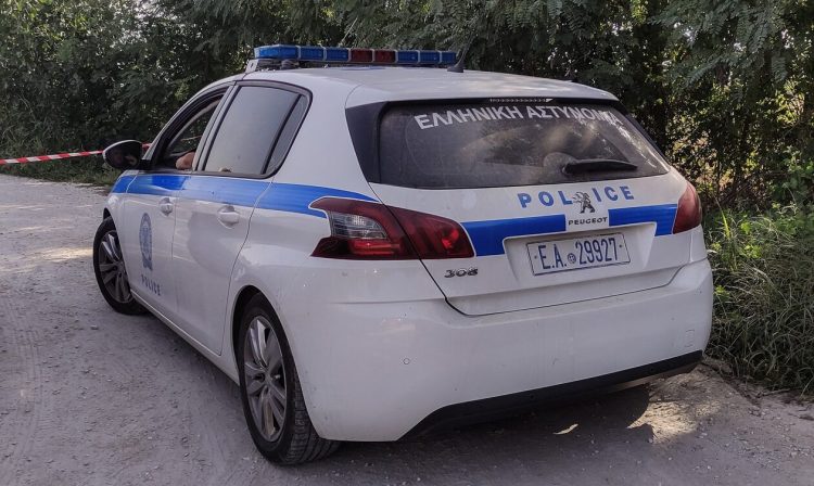 Το προφίλ του ατόμου που αναζητείται δείχνει στις Αρχές ότι πρόκειται για βιαστή που εάν δεν συλληφθεί άμεσα μπορεί να επαναλάβει τις φρικιαστικές πράξεις του.  Συναγερμός έχει σημάνει στην ΕΛ.ΑΣ. για τη σύλληψη του άντρα που βίασε 34χρονη στο Παλαιό Φάληρο.  Το προφίλ του ατόμου που αναζητείται δείχνει στις Αρχές ότι πρόκειται για βιαστή που εάν δεν συλληφθεί άμεσα μπορεί να επαναλάβει τις φρικιαστικές πράξεις του. Ο δράστης, ο οποίος είναι ηλικίας περίπου 40 ετών, βίασε την 34χρονη στις 4.00 το πρωί σε πάρκο δίπλα από στάση λεωφορείου, όπου η άτυχη γυναίκα περίμενε το λεωφορείο για να μεταβεί στην εργασία της στα Σπάτα.   Μετά το βιασμό δεν τράπηκε σε φυγή αλλά προσέγγισε ξανά το θύμα (το οποίο επέστρεψε έντρομο στη στάση του λεωφορείου) για να του ζητήσει το κινητό του τηλέφωνο, γιατί -όπως είπε- «ήθελε να γίνει η κοπέλα του».  Ο δράστης έχει ένα χαρακτηριστικό τατουάζ σε σχήμα βραχιόλι στο δεξί του χέρι. Οι αστυνομικοί έχουν σχηματίσει το προφίλ του και έχουν ξεκινήσει σαρωτικές έρευνες για τον εντοπισμό του.  Σύμφωνα με πληροφορίες του newsbomb, τα χαρακτηριστικά του βιαστή είναι τα παρακάτω: Ανάστημα 1,65-1.70, εύσωμος, λευκή επιδερμίδα, ηλικίας 40 ετών περίπου, κοντοκουρεμένος με καστανό χρώμα μαλλιών, στο δεξί του πήχη είχε τατουάζ σε σχήμα βραχιόλι, με δύο γραμμές, τη μία γραμμή πιο φαρδιά από την άλλη, φορούσε κοντομάνικο μπλουζάκι μαύρου χρώματος, τζιν μαύρου χρώματος στενό και μαύρου χρώματος, αθλητικά παπούτσια και η ανάσα του μύριζε αλκοόλ.  Αστυνομικές πηγές περιγράφουν στο newsbomb πως έγινε το φρικώδες περιστατικό στις 4.00 το πρωί της περασμένης Κυριακής, όταν η 34χρονη περίμενε στη στάση «Αγία Σκέπη» στο Παλαιό Φάληρο το λεωφορείο, με σκοπό να πάει στη δουλειά της στα Σπάτα.  Ο δράστης με την απειλή μεταλλικού αντικειμένου, την οδήγησε σε παρκάκι δίπλα από τη στάση. Εκεί αφού την απειλούσε ότι θα τη μαχαιρώσει αν φωνάξει, την έσπρωξε και την έριξε στο έδαφος.  Στη συνέχεια ακινητοποίησε τα χέρια της και τη βίασε. Στη συνέχεια, τη ρώτησε αν θέλει να γίνει η κοπέλα του.  Έντρομη η 34χρονη, χωρίς να μιλήσει, πήρε τα πράγματά της και πήγε στην στάση, όπου περίμενε ήδη ένας άντρας το λεωφορείο, πλην όμως λόγω φόβου δεν μίλησε.  Ο δράστης την πλησίασε εκ νέου, την πήρε αγκαλιά και της ζήτησε τον αριθμό του κινητού τηλεφώνου της. Εκείνη του αρνήθηκε, την απείλησε πως αν μιλήσει σε κάποιον θα τη σκοτώσει και τράπηκε σε φυγή πεζός με κατεύθυνση προς Γλυφάδα. Οι Αρχές εκτιμούν ότι το πιθανότερο είναι ο βιαστής να είναι κάτοικος των νοτίων προαστίων, χωρίς όμως να αποκλείεται κανένα ενδεχόμενο.  Η προσπάθεια επικεντρώνεται στη συλλογή υλικού από κάμερες, που θα μπορούσαν να είχαν καταγράψει το πρόσωπό του. Επίσης, γίνεται προσπάθεια συσχέτισης του περιστατικού με άλλα συμβάντα σεξουαλικών επιθέσεων. Ο τρόπος δράσης του δείχνει άτομο που μπορεί να έχει επαναλάβει την πράξη.