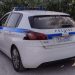 Το προφίλ του ατόμου που αναζητείται δείχνει στις Αρχές ότι πρόκειται για βιαστή που εάν δεν συλληφθεί άμεσα μπορεί να επαναλάβει τις φρικιαστικές πράξεις του.  Συναγερμός έχει σημάνει στην ΕΛ.ΑΣ. για τη σύλληψη του άντρα που βίασε 34χρονη στο Παλαιό Φάληρο.  Το προφίλ του ατόμου που αναζητείται δείχνει στις Αρχές ότι πρόκειται για βιαστή που εάν δεν συλληφθεί άμεσα μπορεί να επαναλάβει τις φρικιαστικές πράξεις του. Ο δράστης, ο οποίος είναι ηλικίας περίπου 40 ετών, βίασε την 34χρονη στις 4.00 το πρωί σε πάρκο δίπλα από στάση λεωφορείου, όπου η άτυχη γυναίκα περίμενε το λεωφορείο για να μεταβεί στην εργασία της στα Σπάτα.   Μετά το βιασμό δεν τράπηκε σε φυγή αλλά προσέγγισε ξανά το θύμα (το οποίο επέστρεψε έντρομο στη στάση του λεωφορείου) για να του ζητήσει το κινητό του τηλέφωνο, γιατί -όπως είπε- «ήθελε να γίνει η κοπέλα του».  Ο δράστης έχει ένα χαρακτηριστικό τατουάζ σε σχήμα βραχιόλι στο δεξί του χέρι. Οι αστυνομικοί έχουν σχηματίσει το προφίλ του και έχουν ξεκινήσει σαρωτικές έρευνες για τον εντοπισμό του.  Σύμφωνα με πληροφορίες του newsbomb, τα χαρακτηριστικά του βιαστή είναι τα παρακάτω: Ανάστημα 1,65-1.70, εύσωμος, λευκή επιδερμίδα, ηλικίας 40 ετών περίπου, κοντοκουρεμένος με καστανό χρώμα μαλλιών, στο δεξί του πήχη είχε τατουάζ σε σχήμα βραχιόλι, με δύο γραμμές, τη μία γραμμή πιο φαρδιά από την άλλη, φορούσε κοντομάνικο μπλουζάκι μαύρου χρώματος, τζιν μαύρου χρώματος στενό και μαύρου χρώματος, αθλητικά παπούτσια και η ανάσα του μύριζε αλκοόλ.  Αστυνομικές πηγές περιγράφουν στο newsbomb πως έγινε το φρικώδες περιστατικό στις 4.00 το πρωί της περασμένης Κυριακής, όταν η 34χρονη περίμενε στη στάση «Αγία Σκέπη» στο Παλαιό Φάληρο το λεωφορείο, με σκοπό να πάει στη δουλειά της στα Σπάτα.  Ο δράστης με την απειλή μεταλλικού αντικειμένου, την οδήγησε σε παρκάκι δίπλα από τη στάση. Εκεί αφού την απειλούσε ότι θα τη μαχαιρώσει αν φωνάξει, την έσπρωξε και την έριξε στο έδαφος.  Στη συνέχεια ακινητοποίησε τα χέρια της και τη βίασε. Στη συνέχεια, τη ρώτησε αν θέλει να γίνει η κοπέλα του.  Έντρομη η 34χρονη, χωρίς να μιλήσει, πήρε τα πράγματά της και πήγε στην στάση, όπου περίμενε ήδη ένας άντρας το λεωφορείο, πλην όμως λόγω φόβου δεν μίλησε.  Ο δράστης την πλησίασε εκ νέου, την πήρε αγκαλιά και της ζήτησε τον αριθμό του κινητού τηλεφώνου της. Εκείνη του αρνήθηκε, την απείλησε πως αν μιλήσει σε κάποιον θα τη σκοτώσει και τράπηκε σε φυγή πεζός με κατεύθυνση προς Γλυφάδα. Οι Αρχές εκτιμούν ότι το πιθανότερο είναι ο βιαστής να είναι κάτοικος των νοτίων προαστίων, χωρίς όμως να αποκλείεται κανένα ενδεχόμενο.  Η προσπάθεια επικεντρώνεται στη συλλογή υλικού από κάμερες, που θα μπορούσαν να είχαν καταγράψει το πρόσωπό του. Επίσης, γίνεται προσπάθεια συσχέτισης του περιστατικού με άλλα συμβάντα σεξουαλικών επιθέσεων. Ο τρόπος δράσης του δείχνει άτομο που μπορεί να έχει επαναλάβει την πράξη.