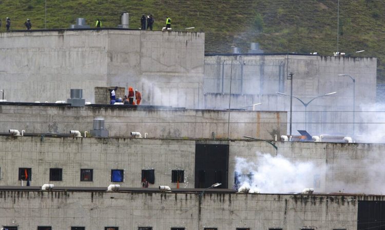 Χάος σε φυλακή του Ισημερινού: Επεισόδια με 15 νεκρούς και 20 τραυματίες