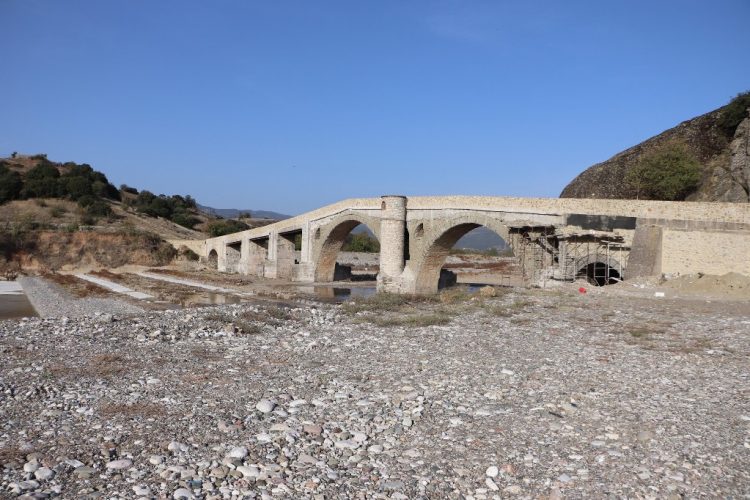 Προχωρά η αποκατάστασης της πέτρινης τοξωτής γέφυρας Σαρακίνας στον Πηνειό