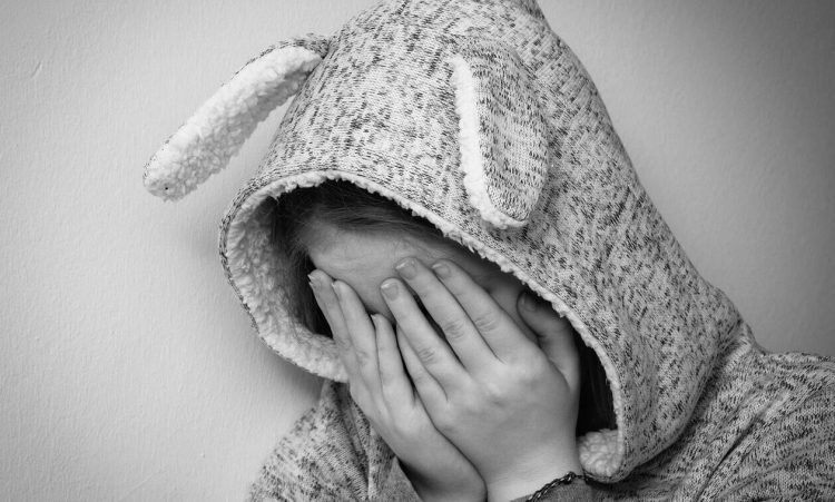 «Μην το καταγγείλεις, να σταματήσει η κατρακύλα» – Συγκλονίζει η καταγγελία της μητέρας της 12χρονης