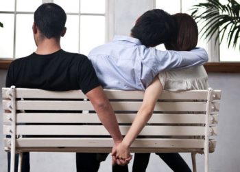 Λάρισα: «Έγδυσε» τον σύζυγό της και έφυγε με τον εραστή της 45χρονη