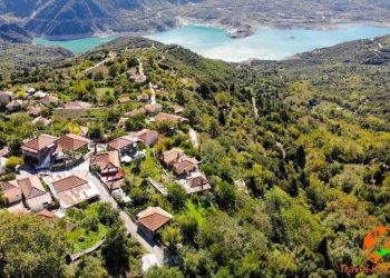 Η άγνωστη Αράχοβα της Ναυπακτίας με τη μαγική θέα στην Ευηνολίμνη