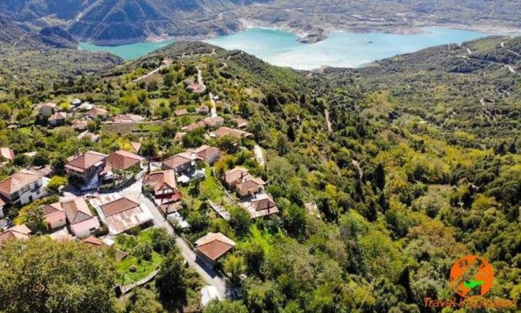 Η άγνωστη Αράχοβα της Ναυπακτίας με τη μαγική θέα στην Ευηνολίμνη