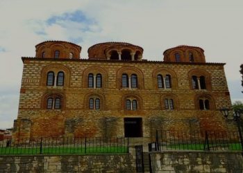 Η εκκλησία στην Άρτα με τον τρούλο που «αιωρείται»