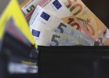Επιταγή ακρίβειας: Ποιοι θα λάβουν τον Χριστουγεννιάτικο μποναμά των 250 ευρώ