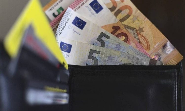 Επιταγή ακρίβειας: Ποιοι θα λάβουν τον Χριστουγεννιάτικο μποναμά των 250 ευρώ