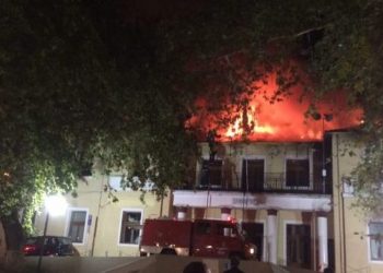 Κοζάνη: Παρανάλωμα το δημαρχείο των Σερβίων – Στις φλόγες το ιστορικό κτίριο