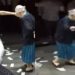 Θα το ζήλευε και ο Μητροπάνος: Το «βαρύ» ζεϊμπέκικο 98χρονης Ελληνίδας γιαγιάς στον γάμο της εγγονής της (video)