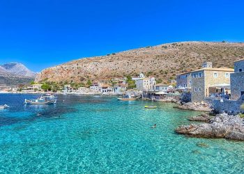 Λιμένι: Tο πέτρινο λιμάνι της Μάνης που ξεχειλίζει ομορφιά.