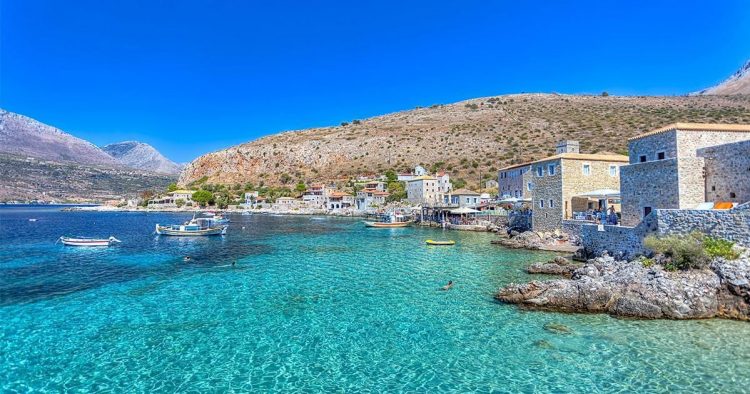 Λιμένι: Tο πέτρινο λιμάνι της Μάνης που ξεχειλίζει ομορφιά.