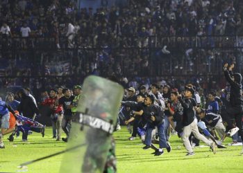 Εκατόμβη νεκρών στην Ινδονησία: Ποδοσφαιρικός αγώνας βάφτηκε με αίμα – Επεισόδια, χάος και θρήνος