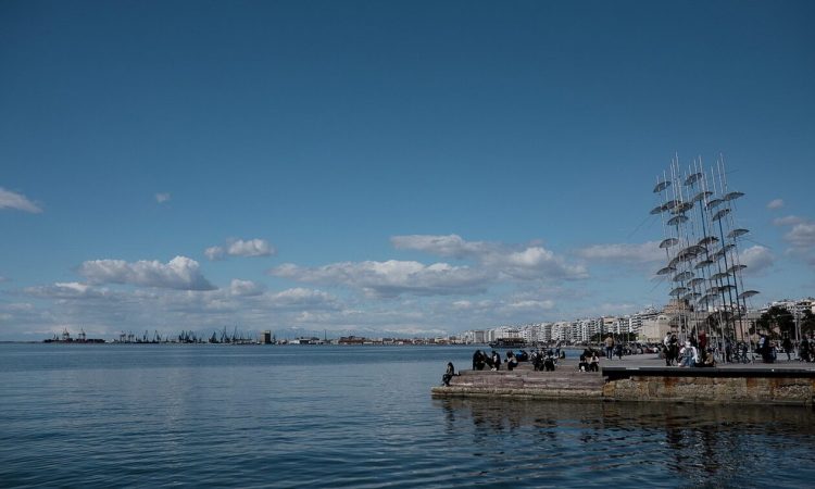 Με πτώση της θερμοκρασίας και λίγα σύννεφα η Πέμπτη – Πού θα βρέξει